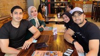 Bersama sang istri, Lukman kerap memamerkan momen mesra. Termasuk ketika kulineran. Beberapa momen makannya pun dipamerkan lewat instagram. Foto: instagram @lukmanazhari18