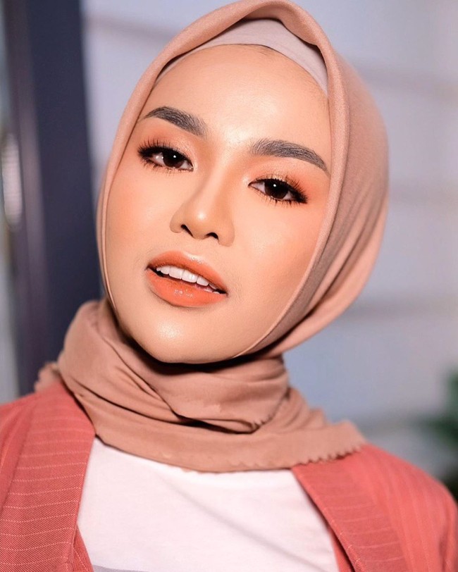 Sebelum melepas hijabnya, Medina Zein pernah dikenal sebagai selebgram hijab inspiratif yang sukses dalam beberapa bisnis yang digelutinya sejak masa kuliah. Medina mendirikan perusahaan PT. Medina Global Care pada tahun 2011. Perusahaan tersebut bergerak di bidang penyedia layanan kesehatan yang didampingi tenaga spesialis dan tenaga perawatan ahli profesional.