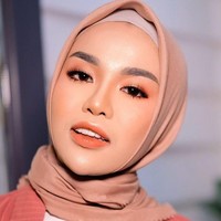 Sebelum melepas hijabnya, Medina Zein pernah dikenal sebagai selebgram hijab inspiratif yang sukses dalam beberapa bisnis yang digelutinya sejak masa kuliah. Medina mendirikan perusahaan PT. Medina Global Care pada tahun 2011. Perusahaan tersebut bergerak di bidang penyedia layanan kesehatan yang didampingi tenaga spesialis dan tenaga perawatan ahli profesional.