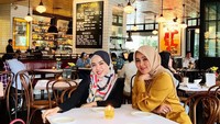 Berteman baik dengan Ola Ramlan, Medina dan Ola sama-sama tampil modis saat tengah ngopi-ngopi bareng. Foto: Instagram @medinazein