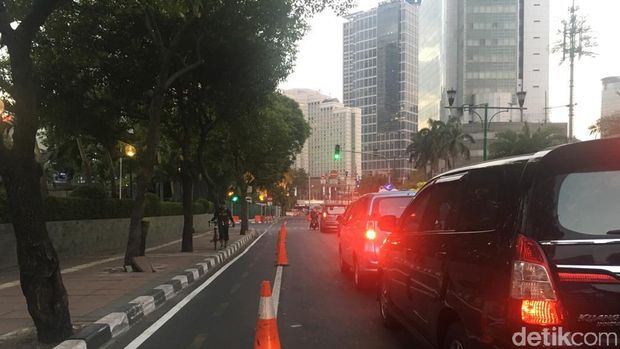 Pesepeda kerap menghadapi situasi sulit saat melintasi persimpangan, karena banyak kendaraan yang memotong jalurnya saat berbelok.