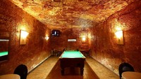 Hotel ini menawarkan pengalaman menginap di bawah tanah bagi para wisatawan yang berkunjung ke kawasan tersebut.