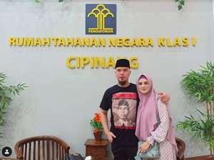 Gaya Mulan Jameela Jenguk Ahmad Dhani Pakai Tas Balenciaga Rp 26 Juta