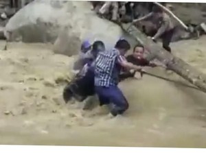 Bupati Labuhanbatu Utara Nyaris Hanyut saat Tinjau Banjir Bandang
