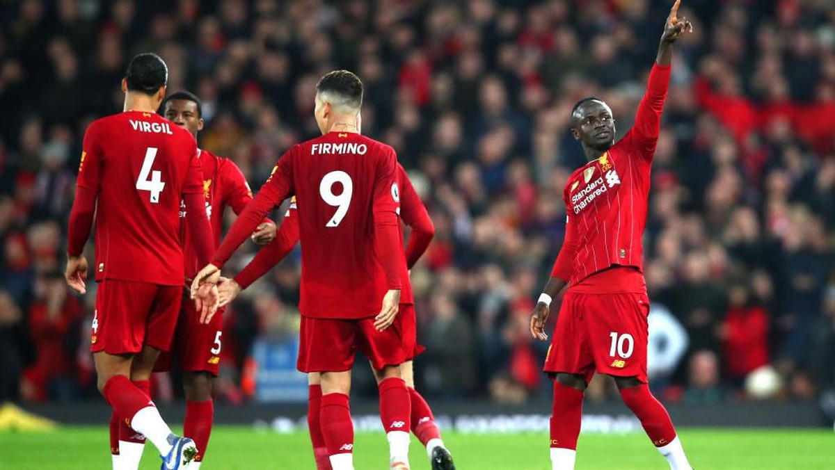 Gol Sadio Mane tetap disahkan oleh Anthony Taylor meski Virgil van Dijk lebih dulu handball (Foto: Clive Brunskill/Getty Images)