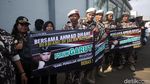 Penampakan Pendukung Sambut Ahmad Dhani Bebas di Rutan Cipinang