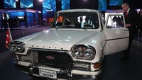 Pada Juni 1961, Cemal Gürsel mengumumkan misinya untuk mengembangkan mobil berdiri di atas kaki sendiri, ia kemudian bertemu dengan Militer Turki untuk membuat mobil yang cocok di jalan raya. Istimewa/Dok. Istana Kepresidenan Turki.