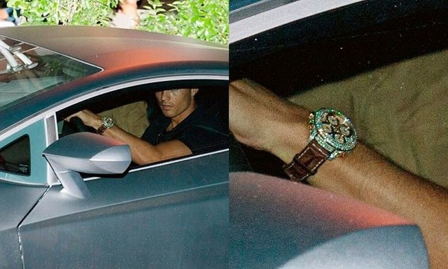 Cristiano Ronaldo yang diketahui kekayaannya mencapai US$ 460 juta atau sekitar Rp 6,3 triliun (menurut situs Wealthy Gorilla) juga memiliki jam tangan keluaran Jacob & Co. Dihiasi berlian 15,25 karat, harga jam tangan edisi terbatas itu mencapai US$ 130 ribu atau Rp 1,8 miliar. (Foto: Instagram)