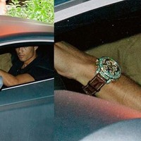 Cristiano Ronaldo yang diketahui kekayaannya mencapai US$ 460 juta atau sekitar Rp 6,3 triliun (menurut situs Wealthy Gorilla) juga memiliki jam tangan keluaran Jacob & Co. Dihiasi berlian 15,25 karat, harga jam tangan edisi terbatas itu mencapai US$ 130 ribu atau Rp 1,8 miliar. (Foto: Instagram)