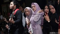 Sang istri, Mulan Jameela pun hadir menyaksikan penampilan Ahmad Dhani. Pool/Palevi S/detikFoto.