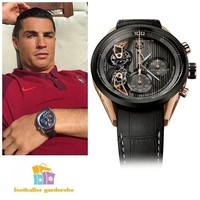Jam tangan Tag Heuer kembali menghiasi pergelangan tangan atlet berjulukan CR7 ini. Jam tangan seri Carrera Mikrotourbillons itu harganya lumayan fantastis, yakni US$ 250 ribu atau sekitar Rp 3,5miliar. Jam tangan ini dirilis dalam jumlah terbatas, hanya ada 10-15 buah di dunia. (Foto: Instagram)