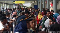 Suasana di Stasiun Pasar Senen nampak ramai dipadati oleh warga yang hendak pulang ke kampung halaman maupun berlibur menyambut malam tahun baru, Senin (30/12/2019).