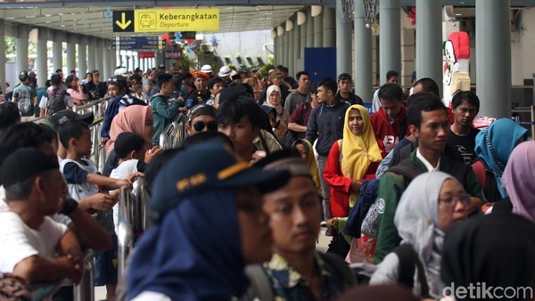 Jelang Malam Tahun Baru, Stasiun Pasar Senen Dipadati Penumpang