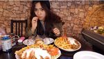 Sebelum Dilamar, Ini Momen Bahagia Isyana Sarasvati Saat Kulineran