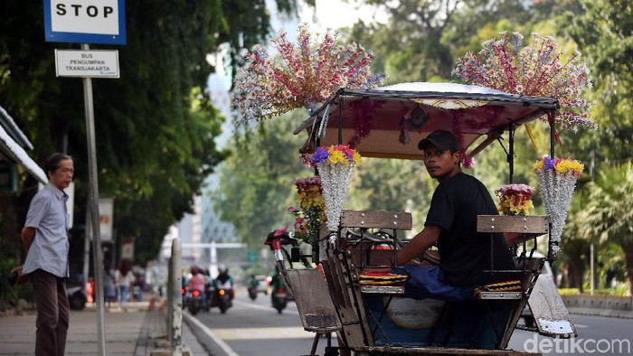 Naik delman keliling kawasan Silang Monas, Jakarta, Senin (20/12/2019), menjadi daya tarik pengunjung selama libur Natal dan Tahun Baru.