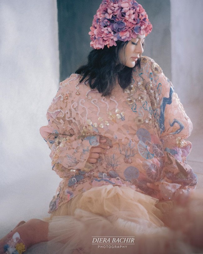 Paula Verhoeven melakukan foto hamil atau maternity shoot bersama fotografer langganan selebriti Diera Bachir. Konsep pemotretan dibuat manis dan romantis, di mana Paula tampil dengan hiasan kepala penuh bunga. Foto: Dok. Instagram @dierabachir