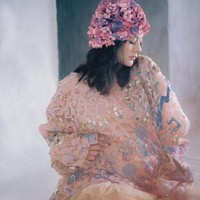 Paula Verhoeven melakukan foto hamil atau maternity shoot bersama fotografer langganan selebriti Diera Bachir. Konsep pemotretan dibuat manis dan romantis, di mana Paula tampil dengan hiasan kepala penuh bunga. Foto: Dok. Instagram @dierabachir