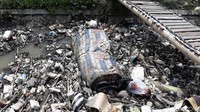 Tidak hanya plastik, jaringan irigasi yang masuk wilayah Saluran Sawojajar (SW) ini juga dipenuhi bangkai binatang, kasur bekas dan jenis sampah lainnya.