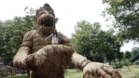 Wahana patung jerami raksasa tersebut menjadi spot foto favorit bagi para pengunjung untuk menikmati liburan akhir tahun di Candi Prambanan.