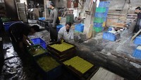 Pekerja memproduksi tahu di sebuah industri rumahan di kawasan Lebak Bulus, Jakarta, Senin (30/12/2019).