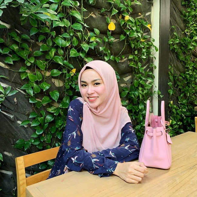 Tas Hermes Medina Zein warna pink ini harganya mencapai Rp 400 jutaan. Medina Zein memang dikenal pecinta Hermes. Hampir semua warna dan jenis Hermes dimiliki oleh istri Lukman Hakim Azhari itu.  Foto: Instagram