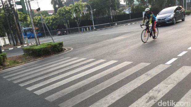 Pesepeda yang melaju kencang lebih sering menggunakan jalur cepat dibanding masuk jalur sepada.