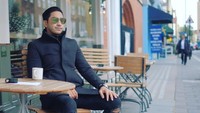 Duduk santai ditemani segelas kopi jadi kegiatan Lukman saat plesiran nih. Meski cuma foto duduk tapi Lukman tampil seperti model ya. Foto: instagram @lukmanazhari18