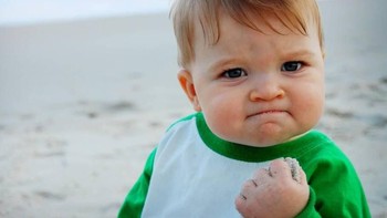 Meme bocah imut ini namanya Success Kid. Aslinya ini adalah foto Sammy Grinner, balita berusia 11 bulan. Meskipun fotonya dibikin tahun 2007, ia baru meledak jadi meme viral dunia tahun 2011 (Pool)