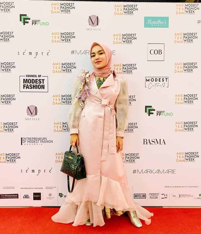 Seminggu sebelum tertangkap karena kasus narkoba, Medina Zein sempat menggelar fashion show di Modest Fashion Week di Amsterdam. Dalam momen tersebut, terlihat Medina menggunakan busana dress panjang dengan potongan double breast. Medina tampak menenteng Hermes Kelly dari seri Alligator. Tas Hermes tersebut harganya bisa mencapai Rp 1,4 miliar.  Foto: Instagram