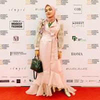 Seminggu sebelum tertangkap karena kasus narkoba, Medina Zein sempat menggelar fashion show di Modest Fashion Week di Amsterdam. Dalam momen tersebut, terlihat Medina menggunakan busana dress panjang dengan potongan double breast. Medina tampak menenteng Hermes Kelly dari seri Alligator. Tas Hermes tersebut harganya bisa mencapai Rp 1,4 miliar.  Foto: Instagram