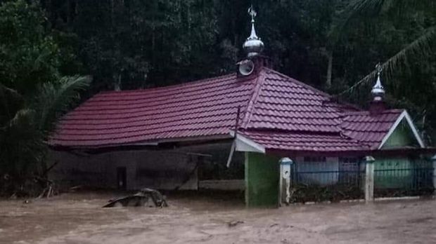 Banjir Robohkan Jembatan Mulak Lahat Sumsel, Rumah Hanyut
