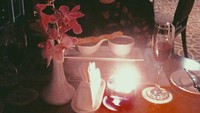 Hayo tebak! dengan siapa Isyana Saravasti makan malam romantis seperti ini? Makanan lezat, canda tawa, malam spesial, tulisnya melalui keterangan foto. Foto: Instagram @isyanasarasvati