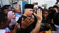 Dhani selesai menjalani pidana penjara dalam kasus ujaran kebencian. Ahmad Dhani pun meninggalkan Rutan Cipinang, Senin (30/12/2019).
