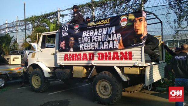 Ormas dan Mulan Jameela Sambut Dhani Bebas di Rutan Cipinang 