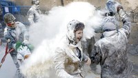 Dalam perang tersebut warga Kota Ibi akan terbagi menjadi dua kelompok. Kelompok satu Enharinados merupakan mereka yang berselimut tepung yang hendak menguasai Kota Ibi dalam satu hari, dan lawannya, kelompok lain yang bertujuan menegakkan tata tertib di kota tersebut.