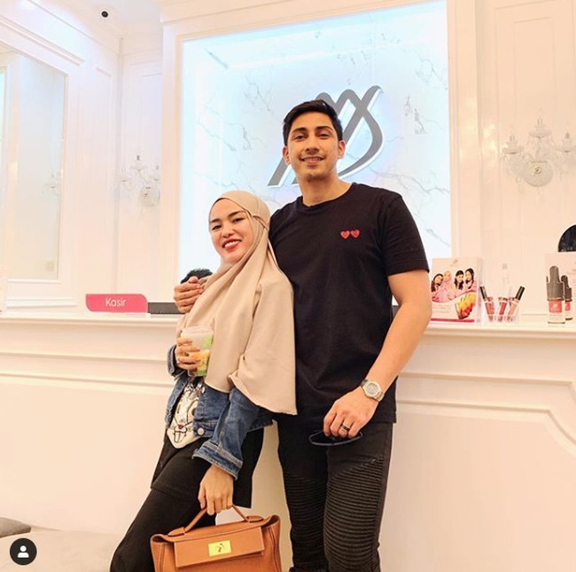 Medina Zein mencoba peruntungannya dengan mendirikan perusahaan biro perjalanan, Medina Zein Tour & Travel dengan nama perusahaan PT. Medina Global Travelindo di Bandung. Sejumlah selebriti Tanah Air pernah menggunakan jasa travel milik Medina Zein, salah satunya Raffi Ahmad dan Nagita Slavina. Foto: Dok. Instagram/medinazein.