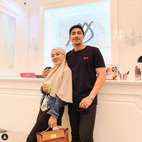 Medina Zein mencoba peruntungannya dengan mendirikan perusahaan biro perjalanan, Medina Zein Tour & Travel dengan nama perusahaan PT. Medina Global Travelindo di Bandung. Sejumlah selebriti Tanah Air pernah menggunakan jasa travel milik Medina Zein, salah satunya Raffi Ahmad dan Nagita Slavina. Foto: Dok. Instagram/medinazein.
