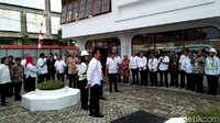 Jokowi bersama sejumlah menteri diantaranya Menkeu Sri Mulyani, Menteri Luar Negeri Retno Marsudi, Menteri PUPR Basuki Hadimuljono dan sejumlah pejabat yakni Gubernur Jateng Ganjar Pranowo, Wakil Gubernur Taj Yasin dan Wali Kota Semarang Hendrar Prihadi, mengunjungi Pasar Johar di Semarang. Rombongan Jokowi pun berkeliling pasar mulai dari lantai dasar, ke lantai dua hingga ke Alun-alun Pasar Johar Semarang.