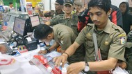 Jelang Tahun Baru, Satpol PP Makassar Razia Kondom-Tisu Magic di Minimarket