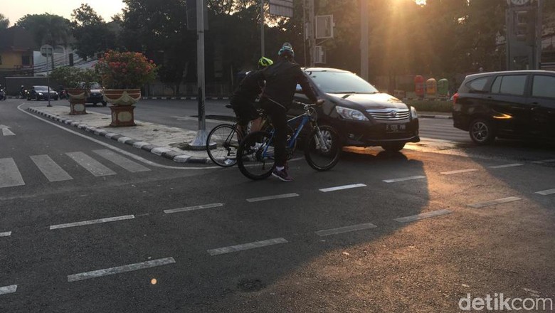 pesepeda yang ogah pakai jalur sepeda pesepeda yang ogah pakai jalur sepeda