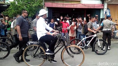 Gaya Jokowi Saat Ngonthel ke Kota Lama Semarang