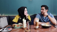 Romantisnya Medina dengan sang suami, saat makan bareng di salah satu restoran dengan konsep modern ini. Foto: Instagram @medinazein