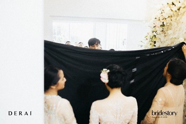 Berikut momen sebelum Isyana Sarasvati dipertemukan dengan Rayhan di acara lamaran. Foto: Bridestory