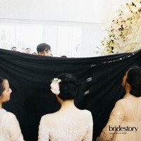 Berikut momen sebelum Isyana Sarasvati dipertemukan dengan Rayhan di acara lamaran. Foto: Bridestory