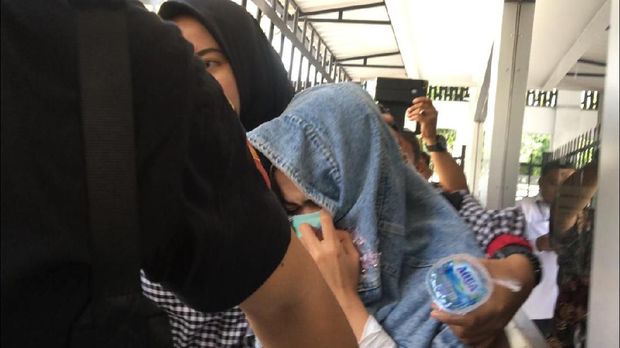 Penampakan Medina Zein-Ibra Azhari Digiring ke Puslabfor untuk Tes Rambut