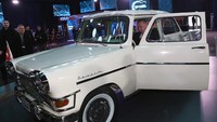 Misi mobil nasional tersebut akhirnya dijalankan oleh National Railways of The Republic of Turkey (TCDD). Sebuah tim yang dipaksa untuk membuat mobil nasional dalam waktu yang sangat pendek. Baik dari desain, mesin hingga girboks sekalipun. Tim yang dipimpin oleh Insinyur Emnin Bozoglu itu diberikan waktu 4,5 bulan untuk membuat mobil nasional. Istimewa/Dok. Istana Kepresidenan Turki.