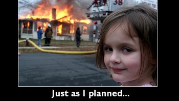 Meme Disaster Girl viral mulai tahun 2011. Asliya, ini adalah foto bocah bernama Zoe Roth melihat kebakaran rumah tetangga dengan lirikan misterius (Pool)