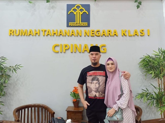 Sayangnya Ahmad Dhani enggan menceritakan lebih lanjut alasannya ingin bercerai dari Mulan. Namun keputusannya itu berubah setelah ia menceritakannya kepada putranya, Al, dan Dul. Putranya tersebut rupanya tak setuju karena merasa kasihan dengan adik-adiknya, Safeea dan Ali, jika harus mengalami perceraian orangtua seperti yang dialami Al, El, dan Dul. Foto: Instagram @mulanjameela1