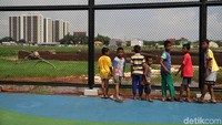 Sejumlah anak bermain di kawasan taman bermain dari alih fungsi lahan sawah kawasan Rorotan, Jakarta Utara, Senin (30/12/2019).
