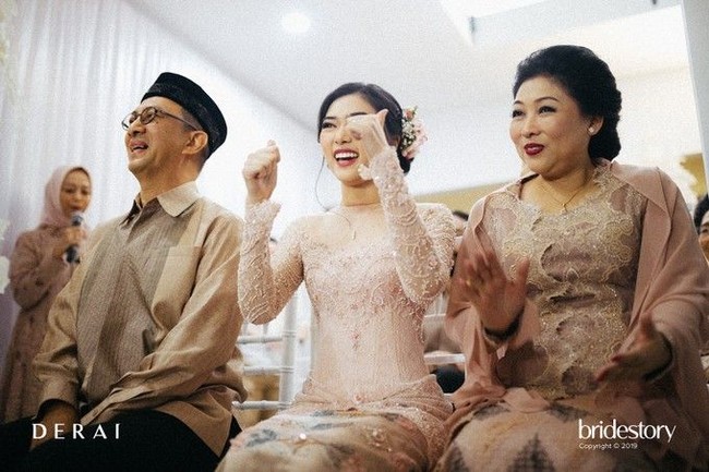 Lamaran berlangsung dengan lancar, Isyana Sarasvati dan Rayhan pun terlihat bahagia. Foto: Bridestory
